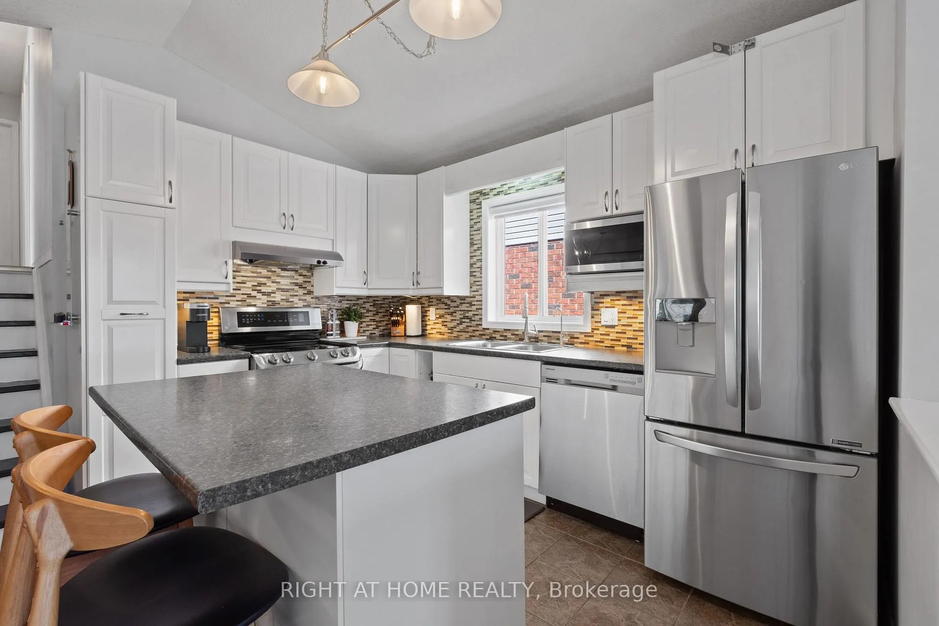 Photo 9 of 15 Settlers Road, Orangeville — HOMEH