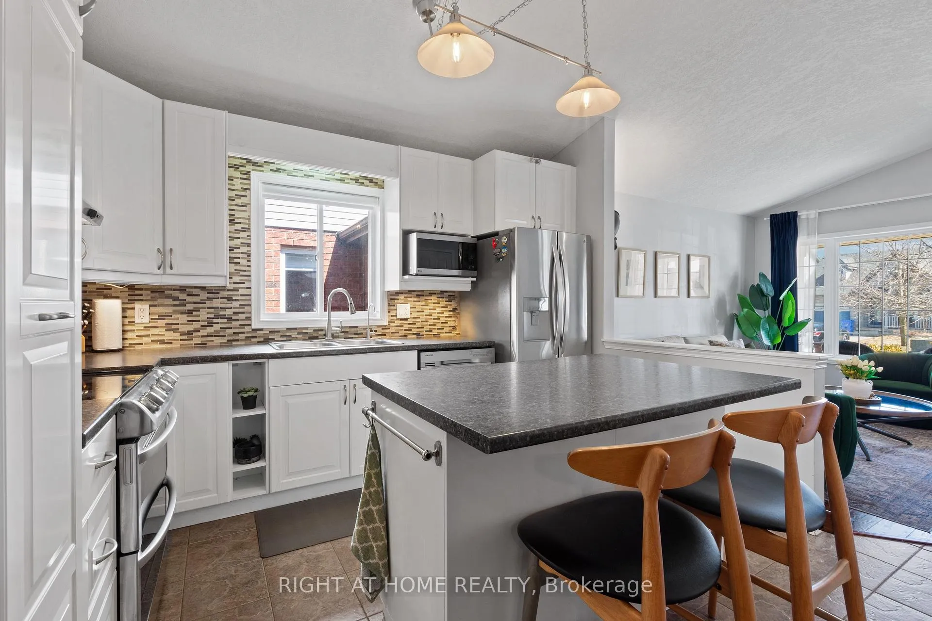 Photo 10 of 15 Settlers Road, Orangeville — HOMEH