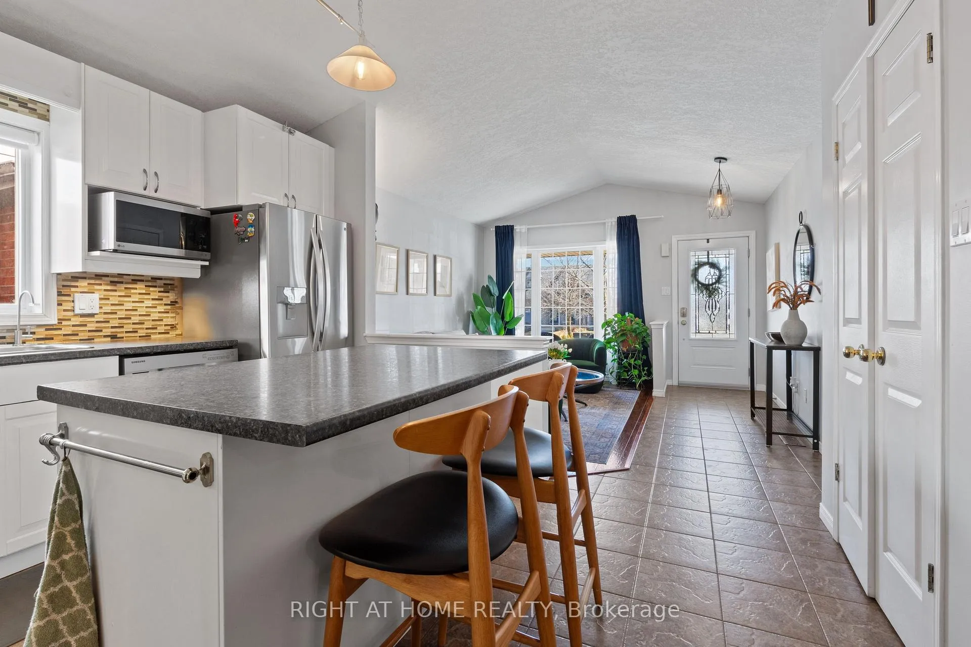 Photo 11 of 15 Settlers Road, Orangeville — HOMEH