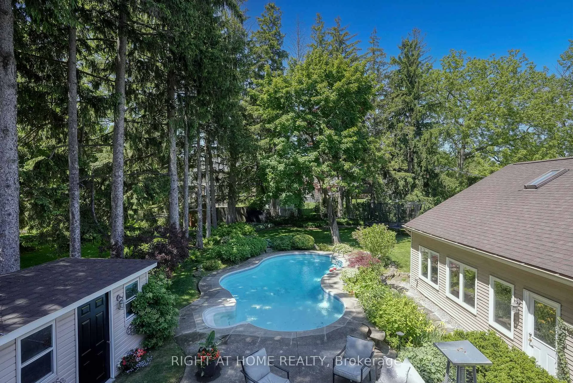 Front of 461 Lakeshore Road W