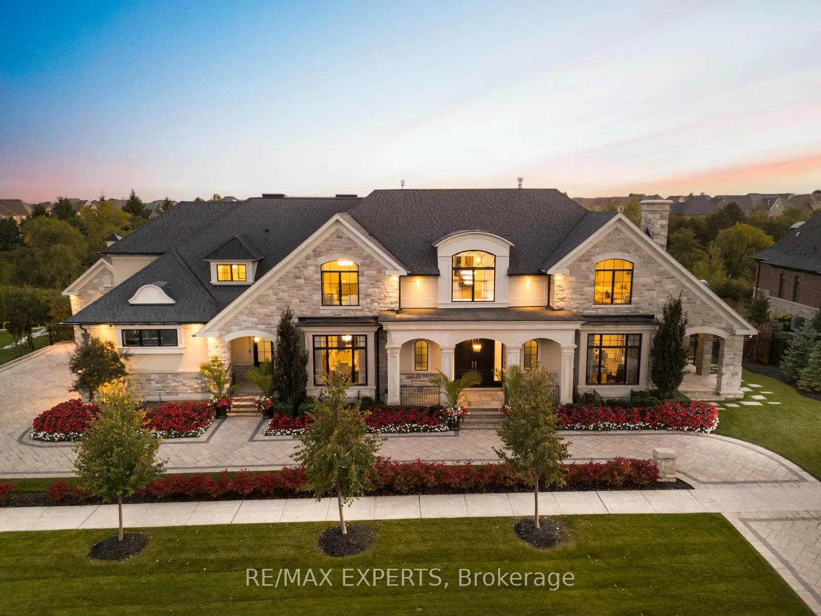Photo 2 of 205 Northern Pines Boulevard, Vaughan, Kleinburg — HOMEH