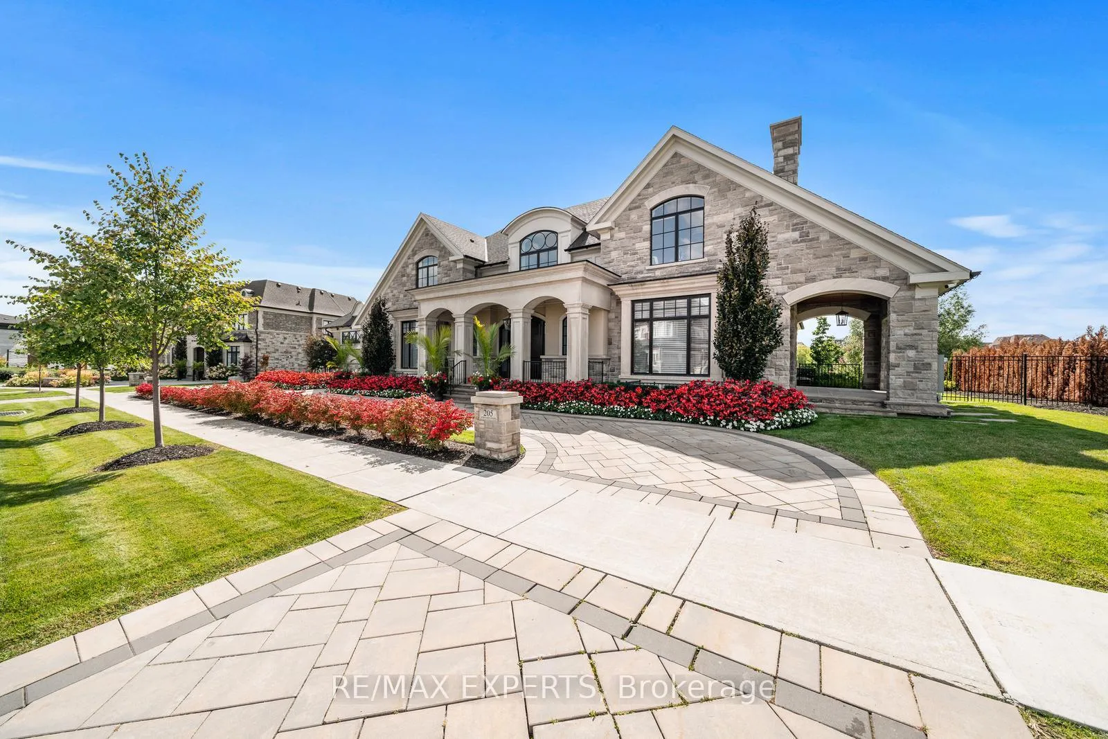 Photo 3 of 205 Northern Pines Boulevard, Vaughan, Kleinburg — HOMEH
