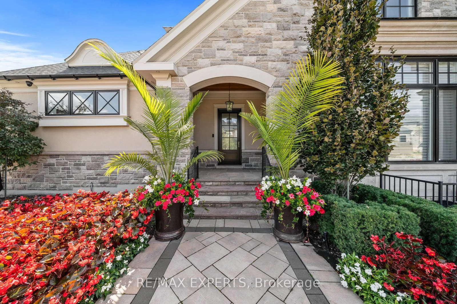 Photo 5 of 205 Northern Pines Boulevard, Vaughan, Kleinburg — HOMEH