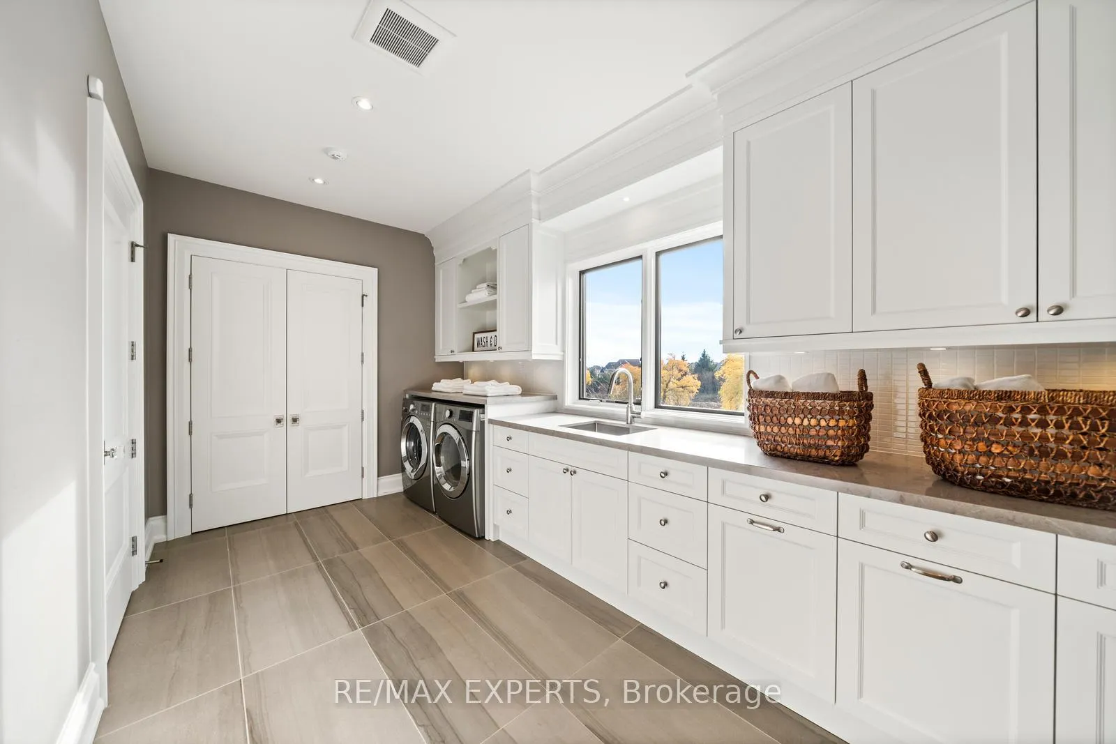 Photo 37 of 205 Northern Pines Boulevard, Vaughan, Kleinburg — HOMEH