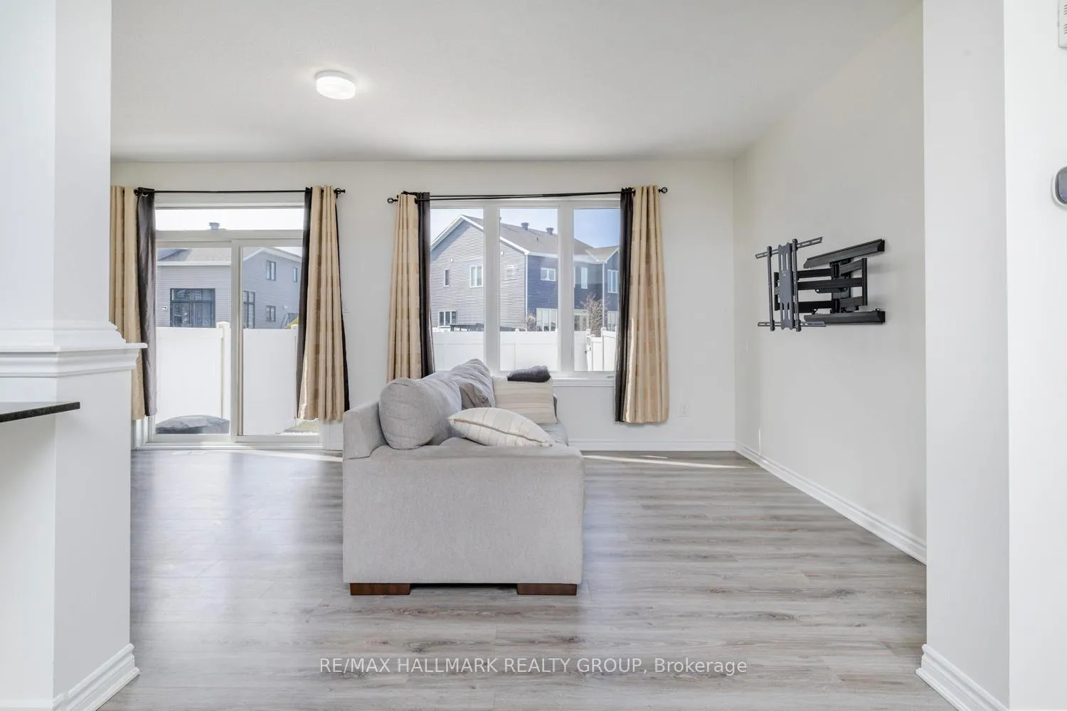 Photo 7 of 57 Caspian Row, Ottawa, Kanata - Emerald Meadows/Trailwest — HOMEH