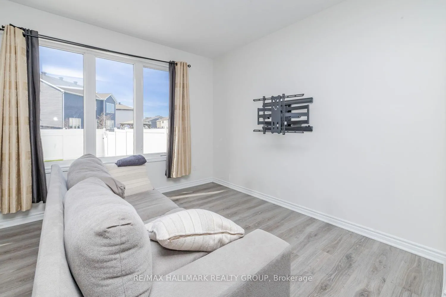 Photo 8 of 57 Caspian Row, Ottawa, Kanata - Emerald Meadows/Trailwest — HOMEH