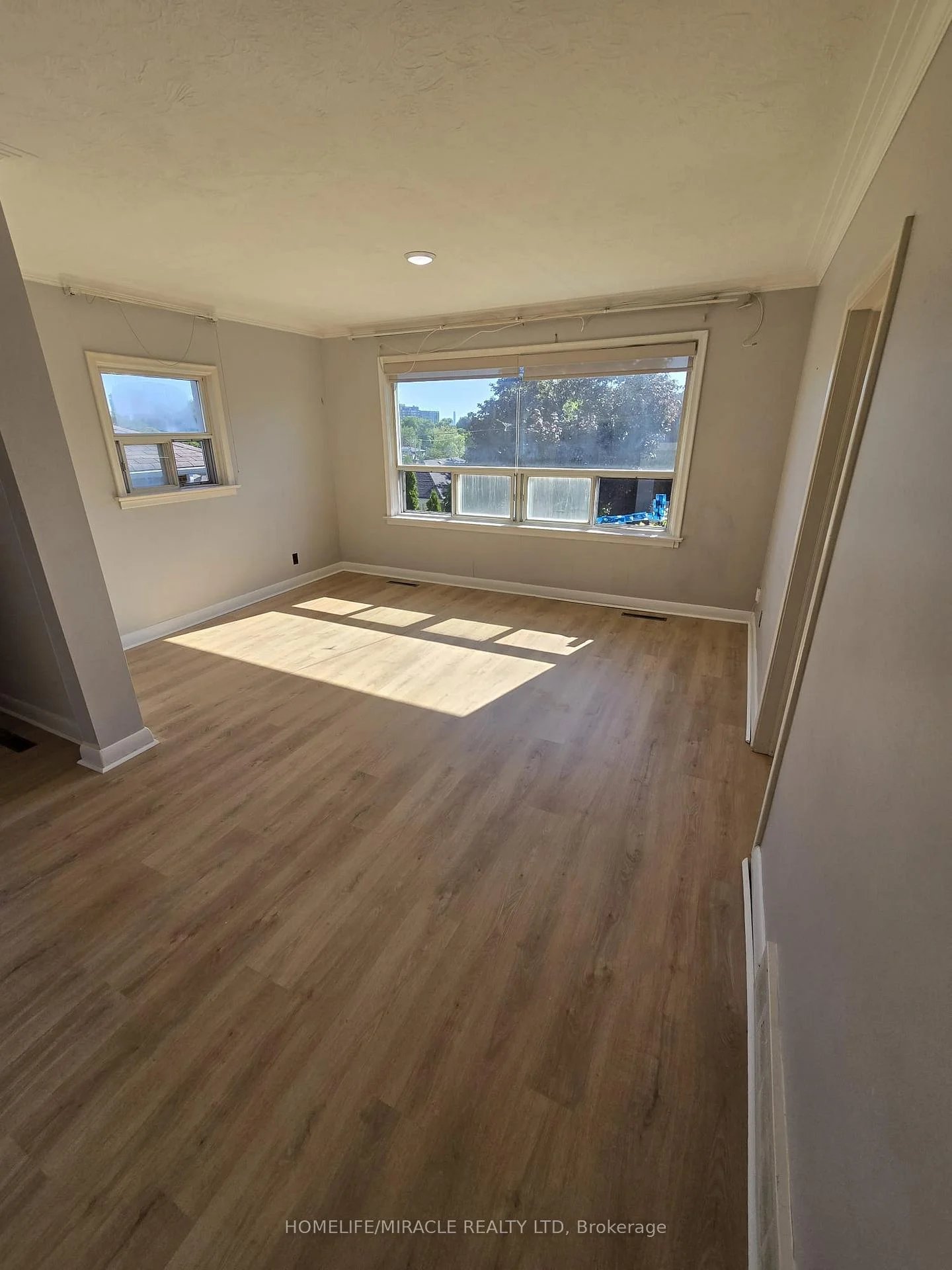 Photo 3 of 91 pitt Avenue, Scarborough, Clairlea-Birchmount — HOMEH
