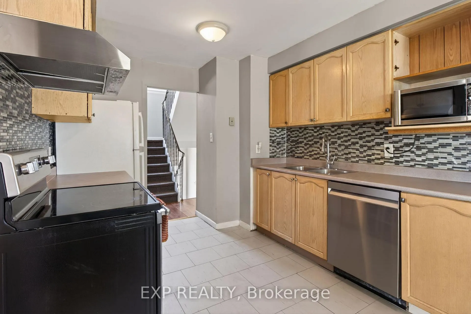 Photo 8 of 33 Carlton Road, Barrie, Cundles East — HOMEH