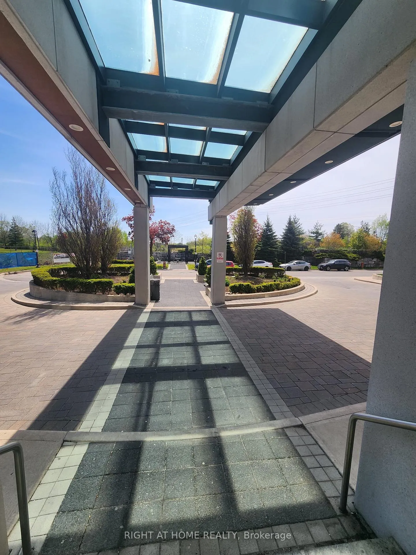 Photo 3 of Unit 2401, 100 John Street, Brampton, Downtown Brampton — HOMEH