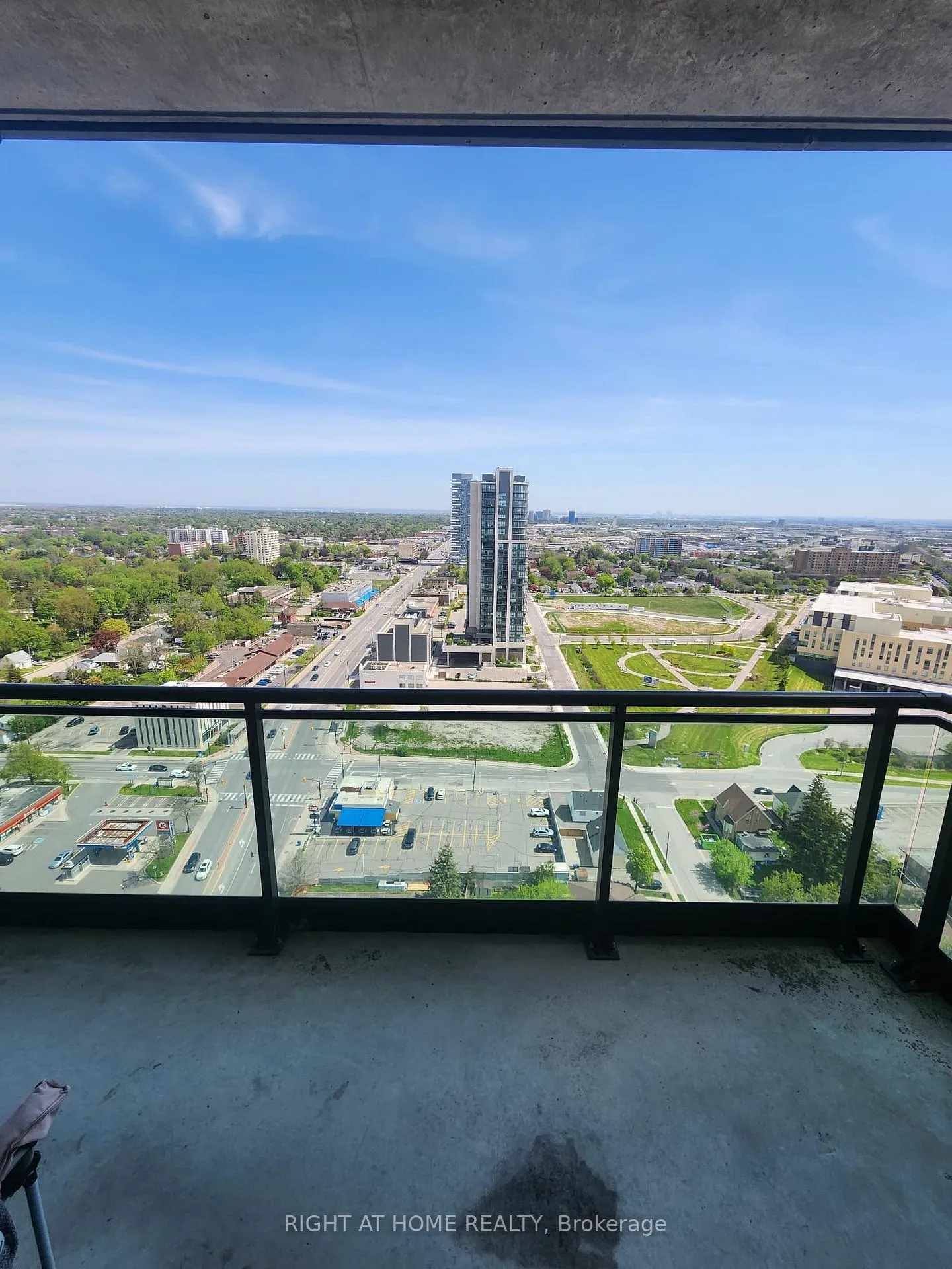 Photo 13 of Unit 2401, 100 John Street, Brampton, Downtown Brampton — HOMEH