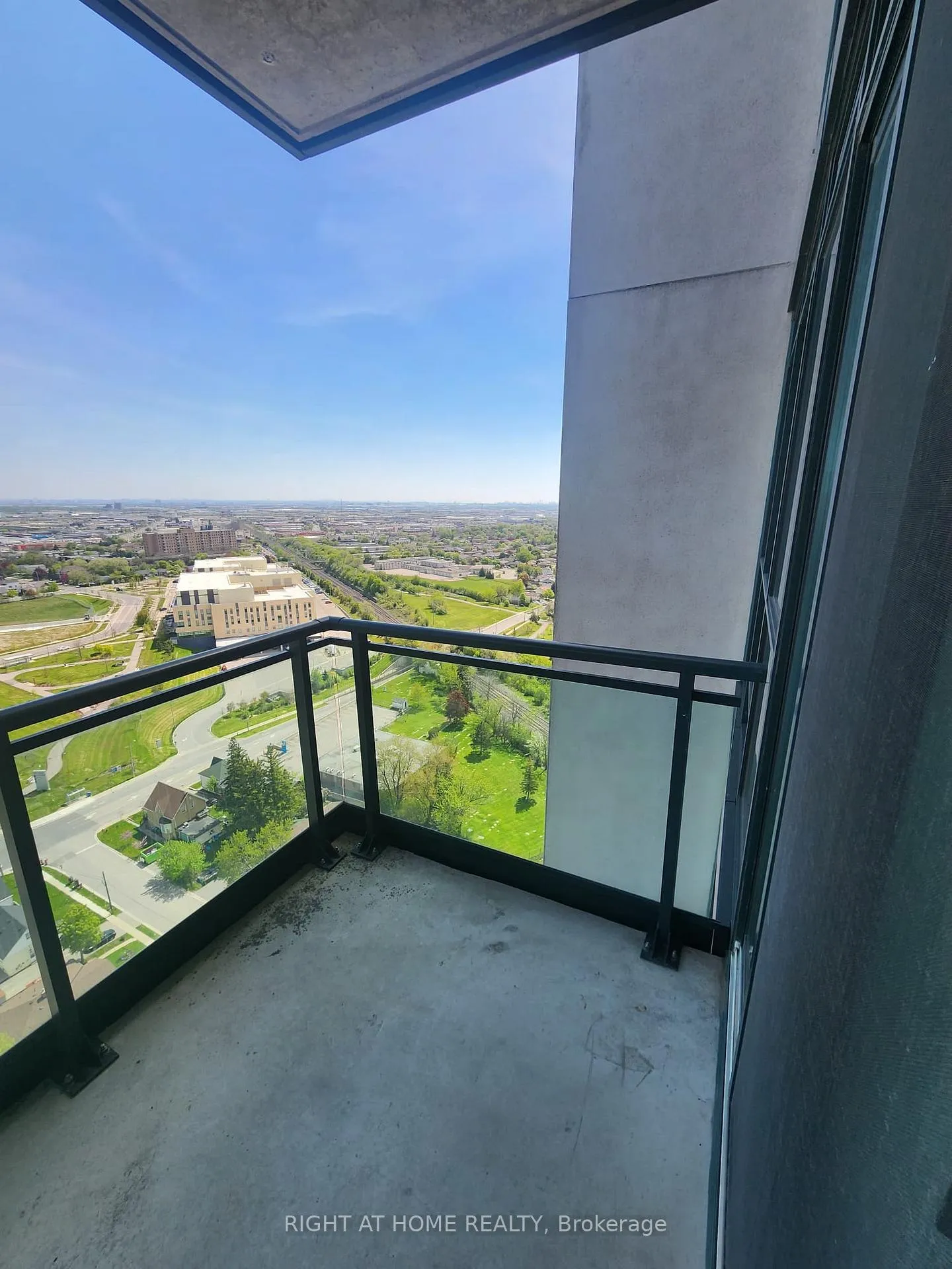 Photo 14 of Unit 2401, 100 John Street, Brampton, Downtown Brampton — HOMEH