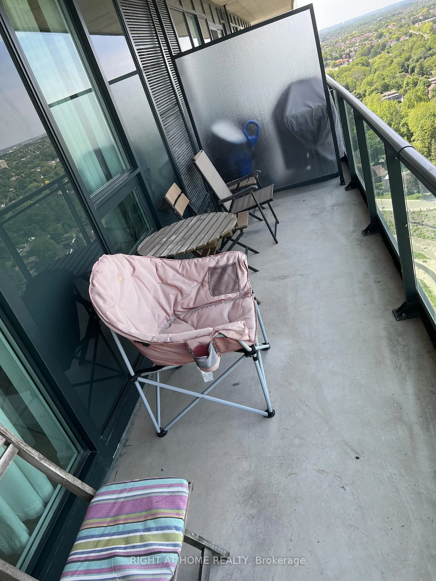 Photo 15 of Unit 2401, 100 John Street, Brampton, Downtown Brampton — HOMEH