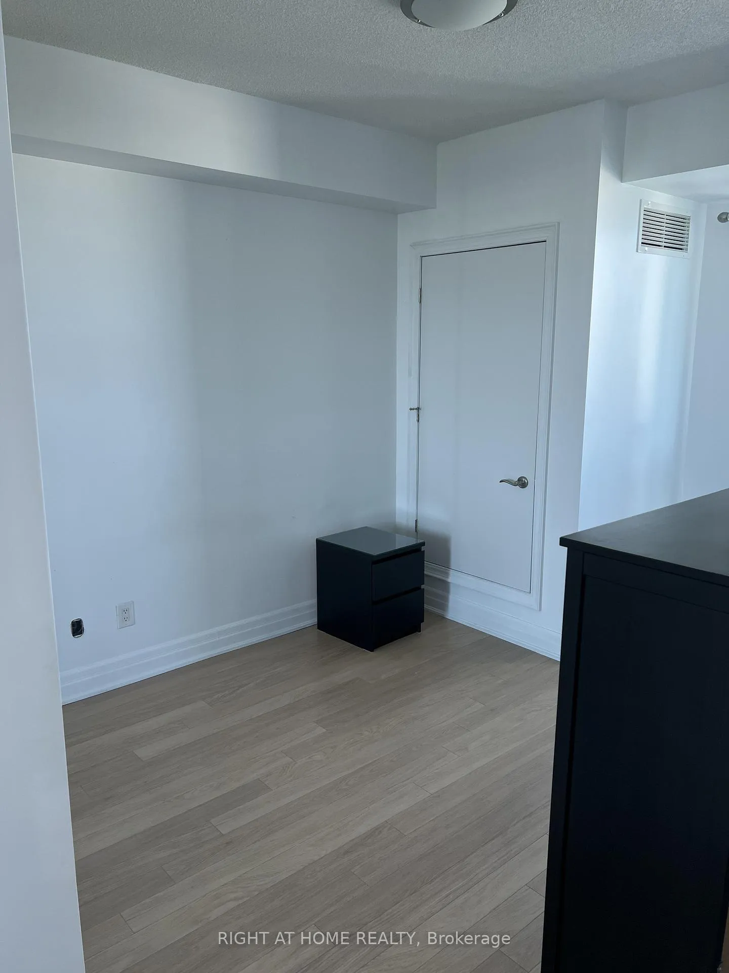 Photo 17 of Unit 2401, 100 John Street, Brampton, Downtown Brampton — HOMEH