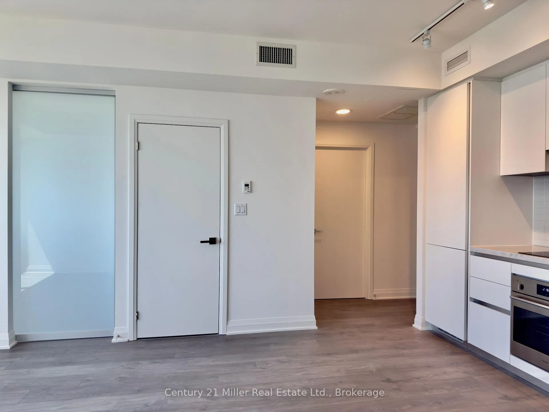Photo 7 of Unit Unit - 5803, 4015 The Exchange, Mississauga, City Centre — HOMEH