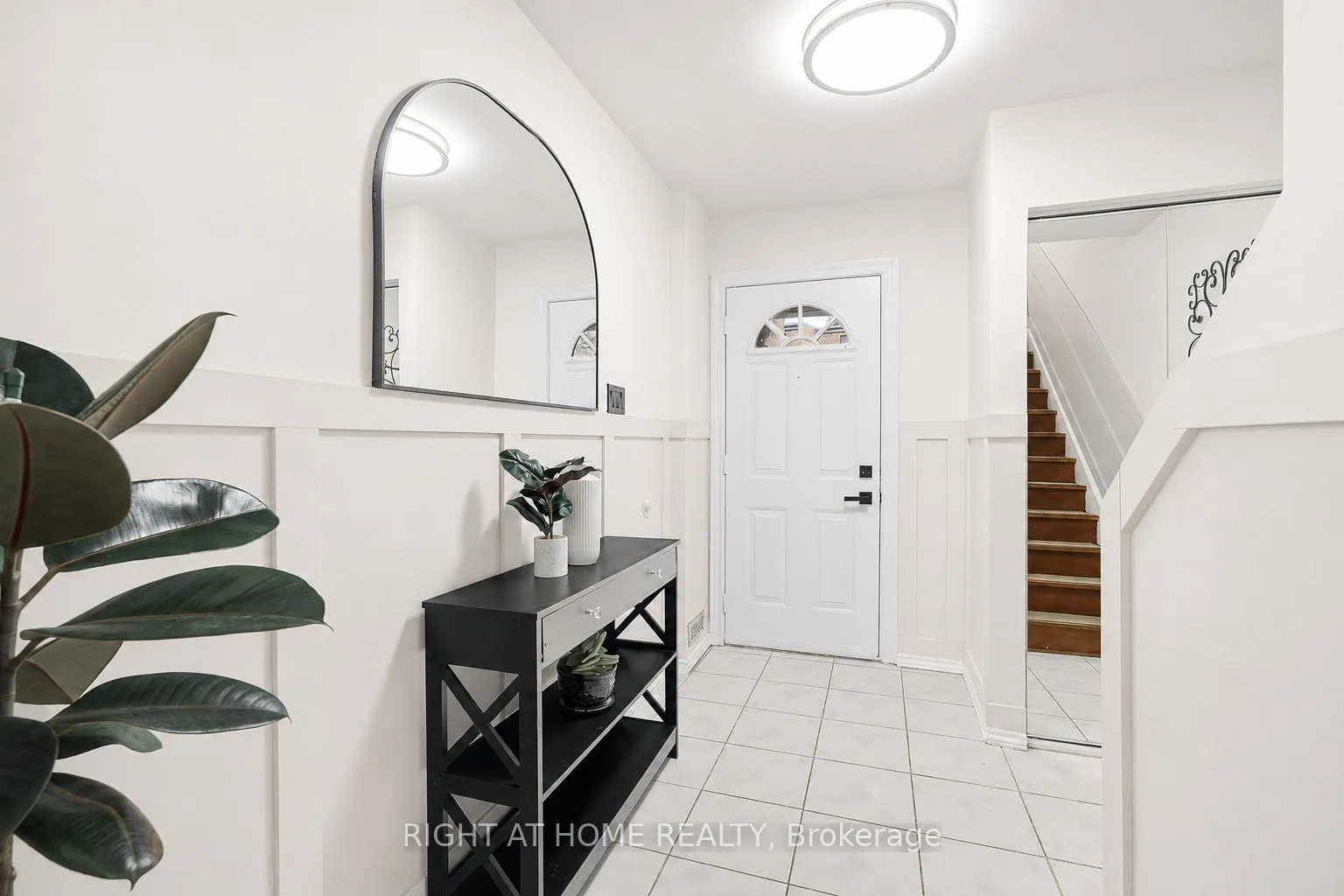 Photo 2 of 216 Fleetwood Crescent, Brampton, Southgate — HOMEH