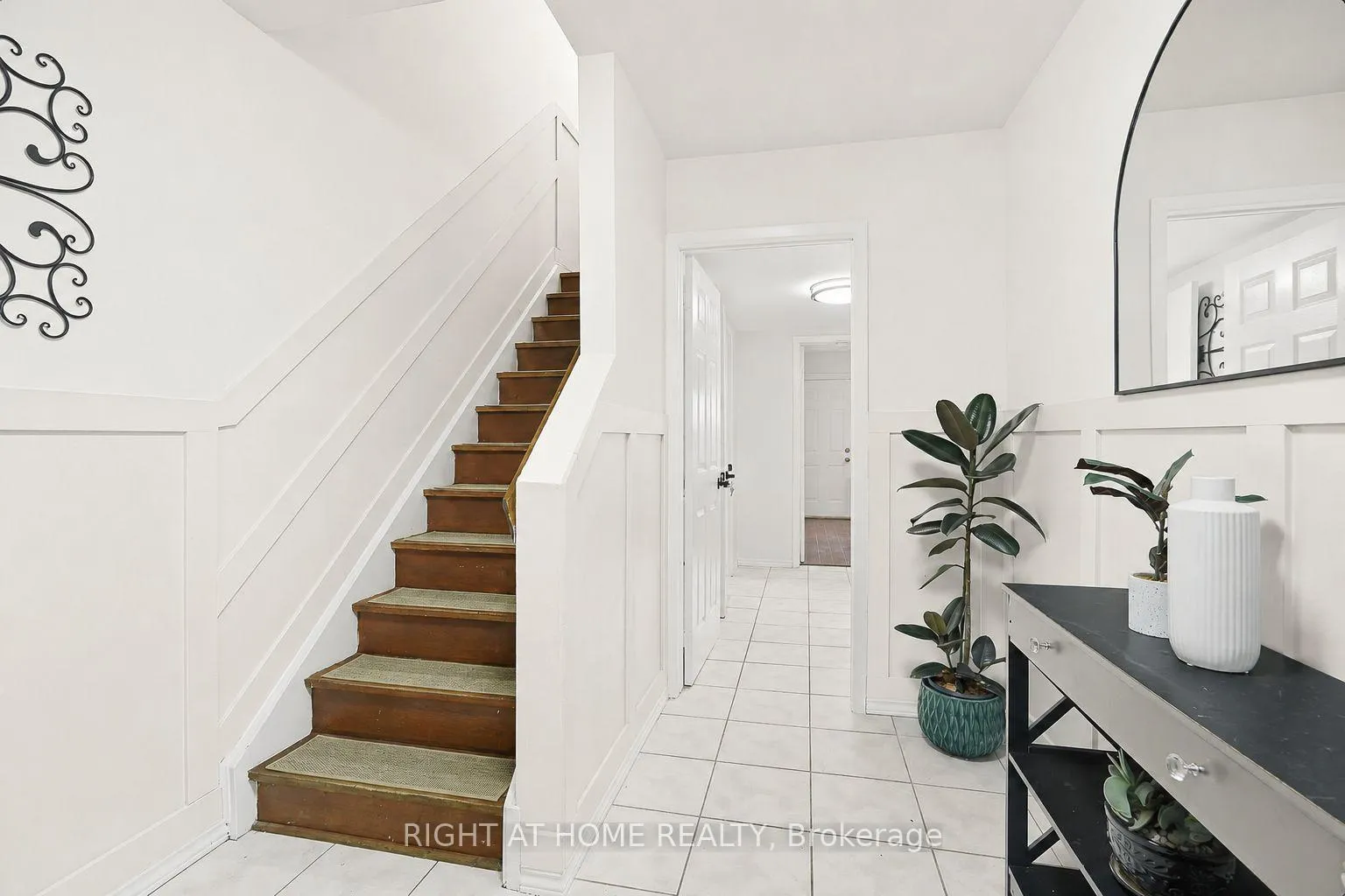 Photo 3 of 216 Fleetwood Crescent, Brampton, Southgate — HOMEH