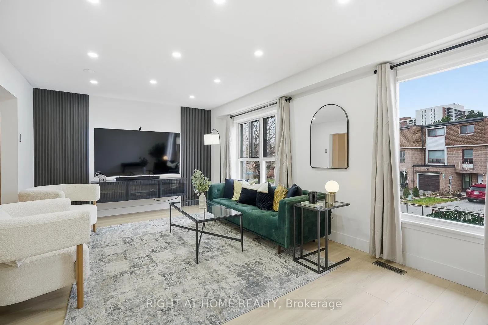 Photo 5 of 216 Fleetwood Crescent, Brampton, Southgate — HOMEH