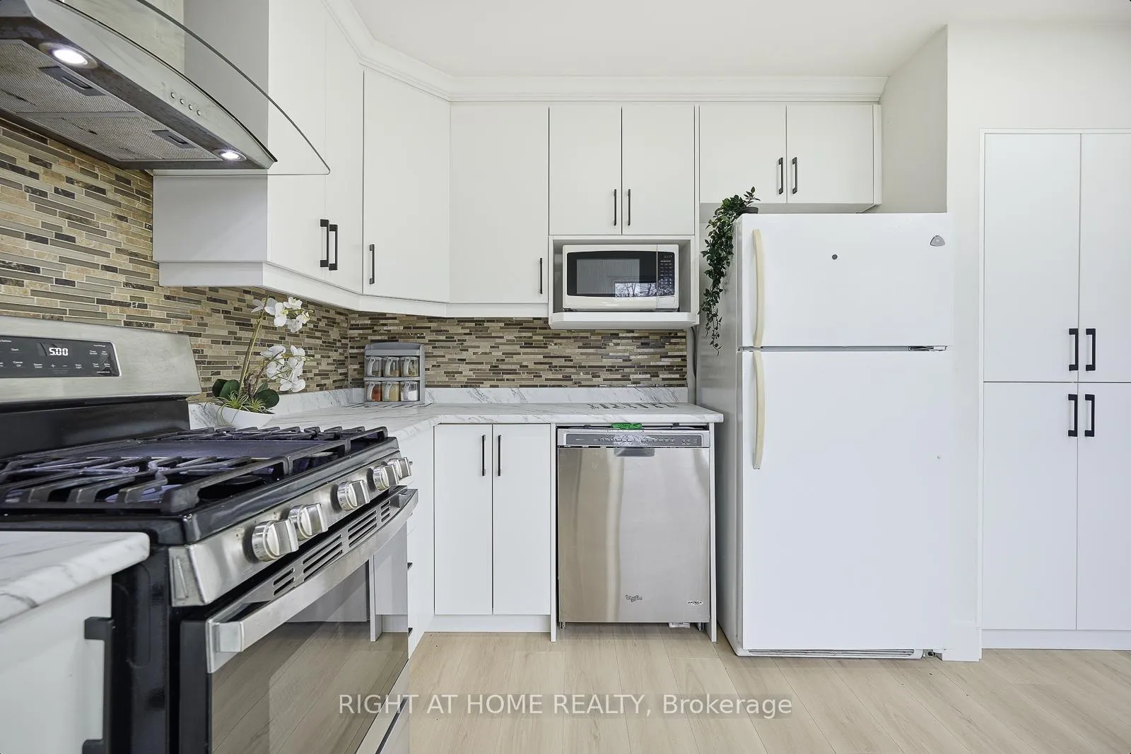 Photo 10 of 216 Fleetwood Crescent, Brampton, Southgate — HOMEH