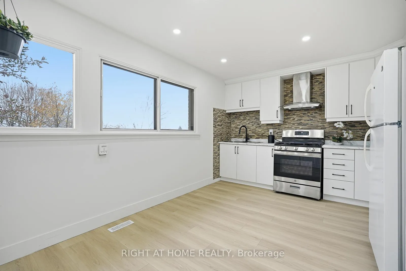 Photo 13 of 216 Fleetwood Crescent, Brampton, Southgate — HOMEH