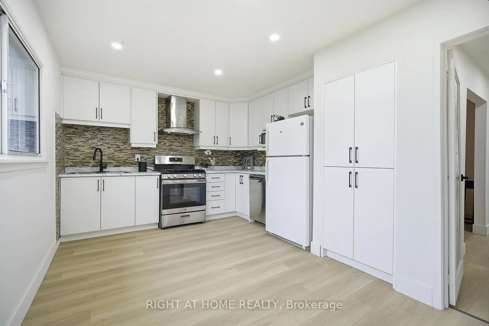 Photo 16 of 216 Fleetwood Crescent, Brampton, Southgate — HOMEH