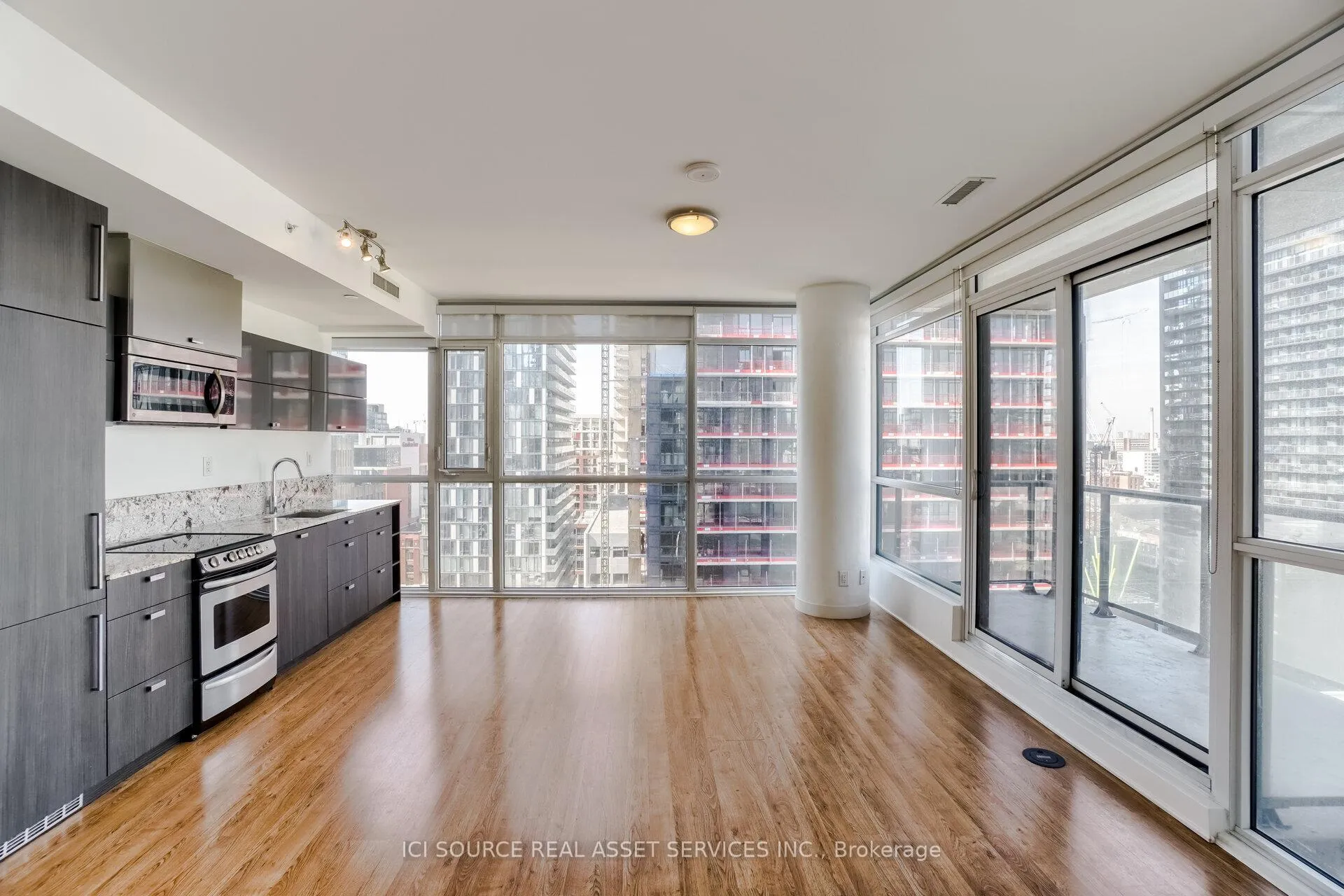 Front of Unit 1504, 290 Adelaide Street W