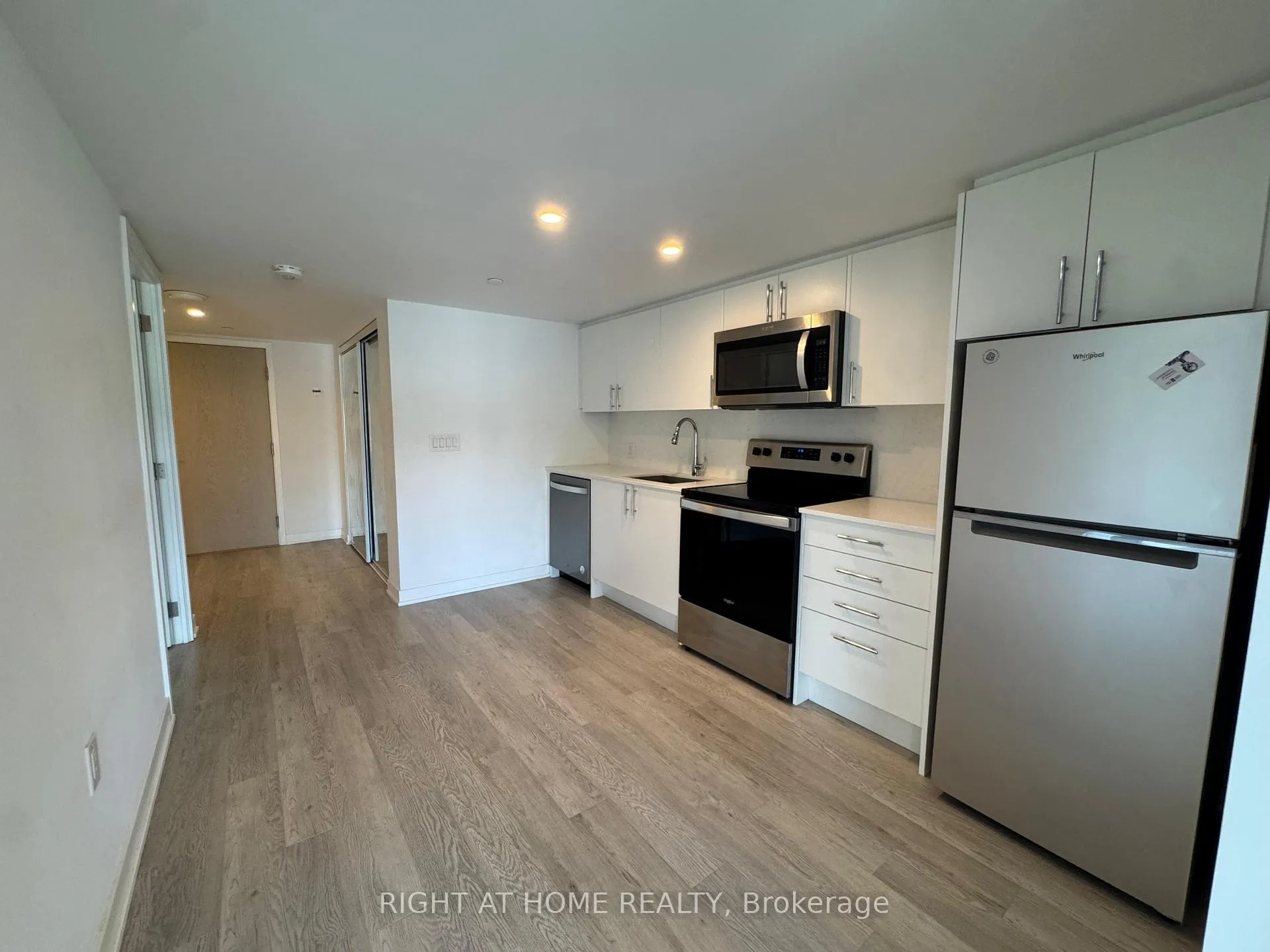 Photo 3 of Unit 307, 3 Strathgowan Avenue, Toronto, Lawrence Park South — HOMEH