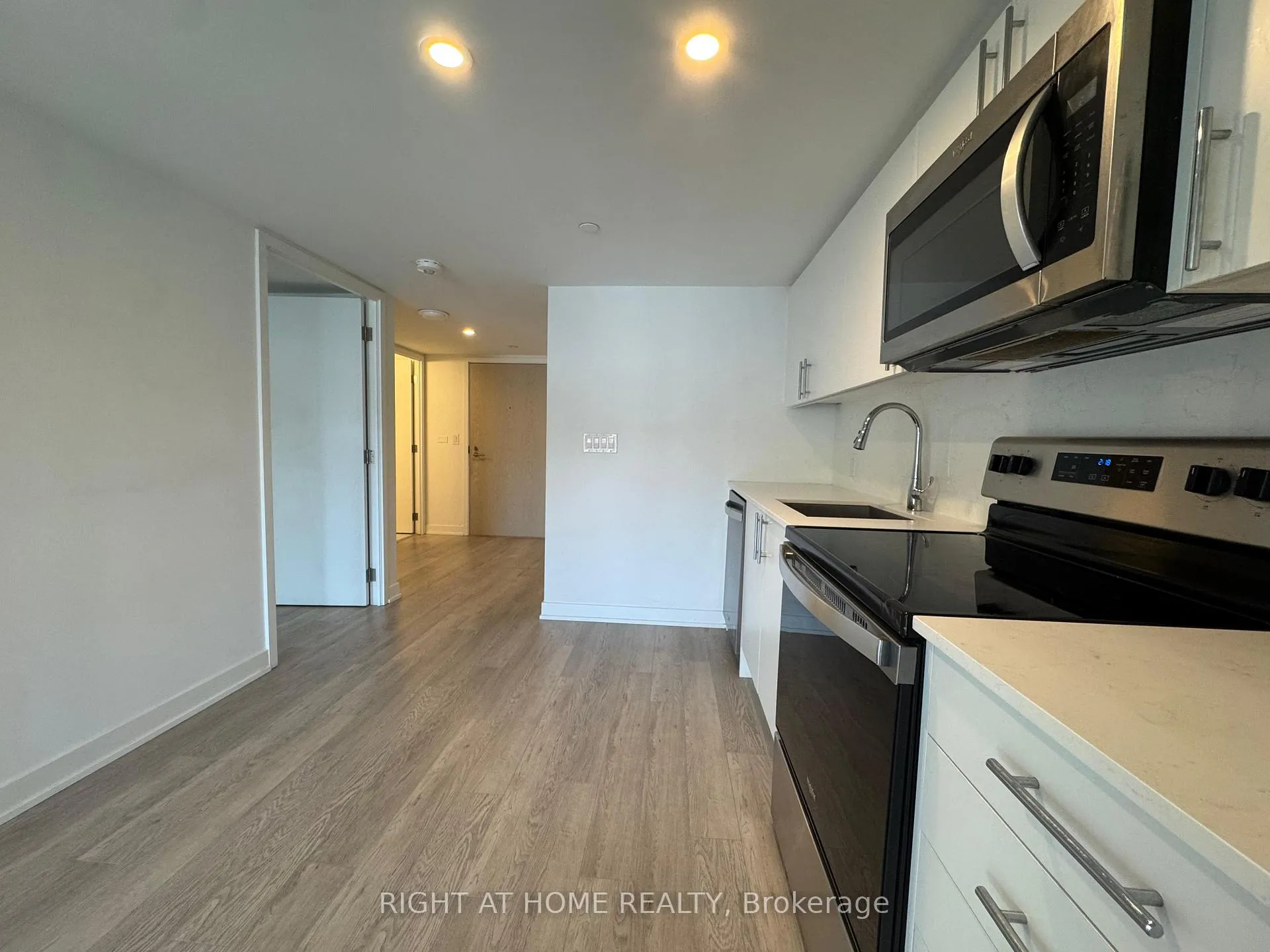 Photo 4 of Unit 307, 3 Strathgowan Avenue, Toronto, Lawrence Park South — HOMEH
