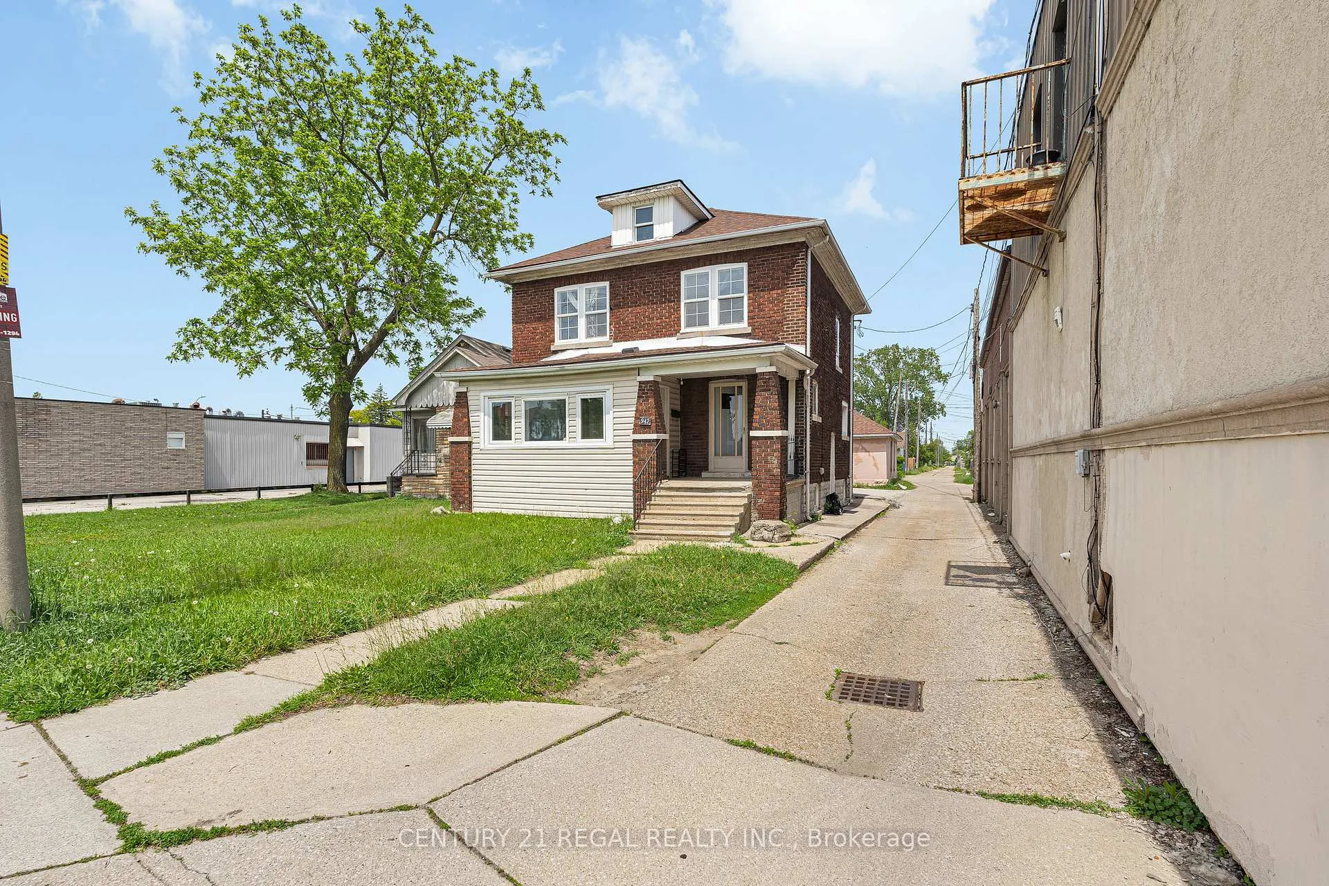 Photo of 942 Tecumseh Road E