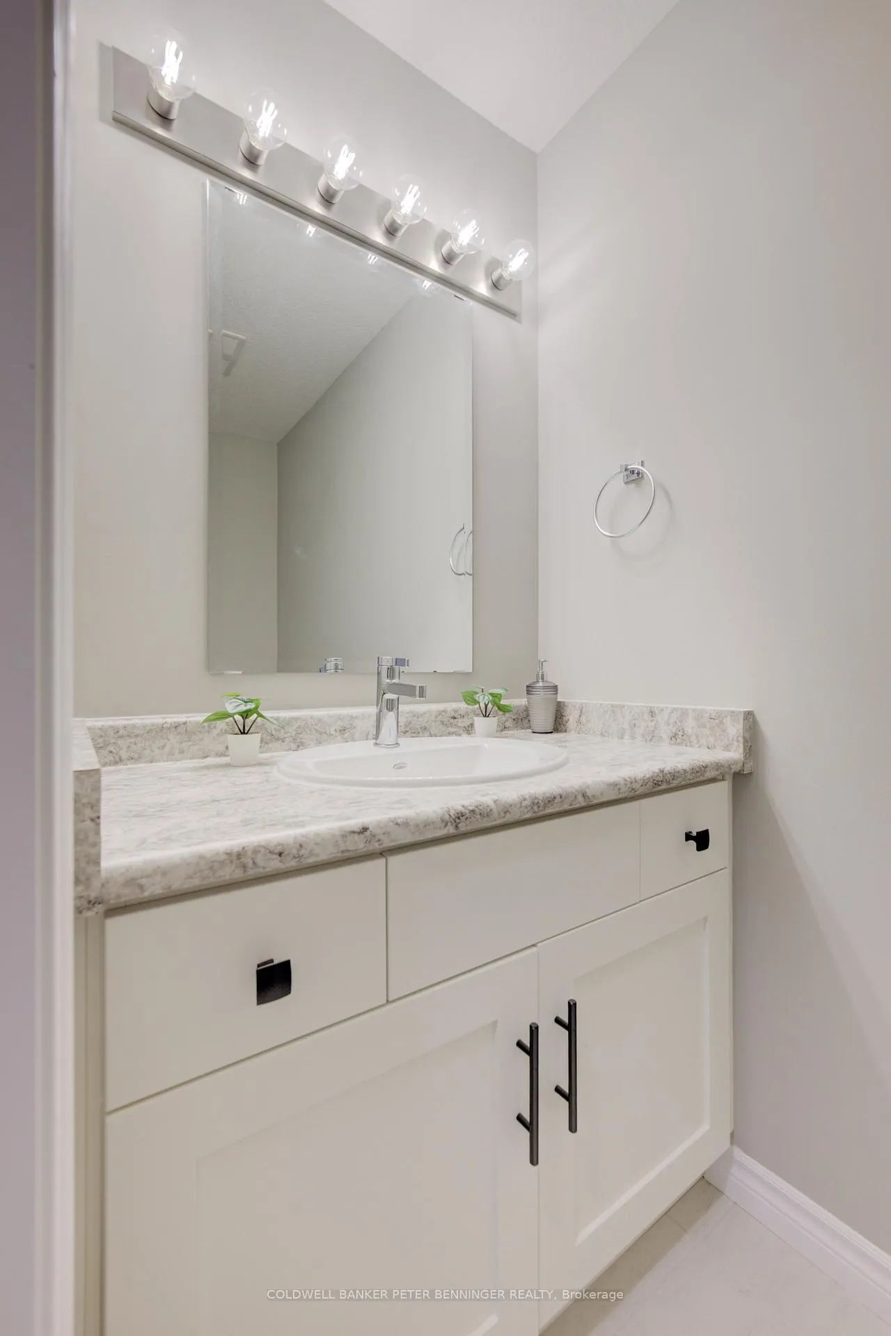 Photo 14 of 34 Lomond Lane, Kitchener — HOMEH