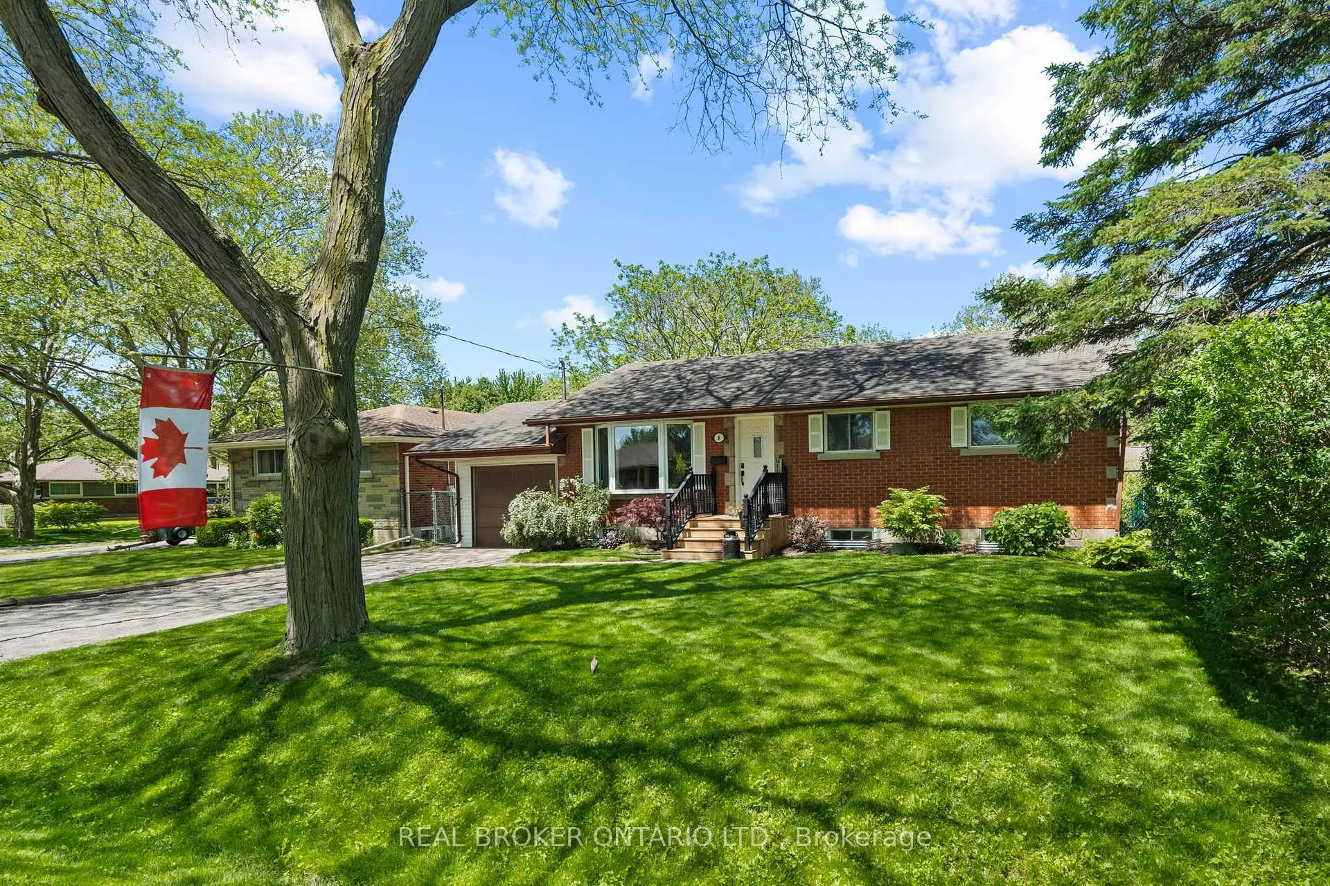 Photo 2 of 8 Goldsmith Avenue, St. Catharines, Bunting/Linwell — HOMEH