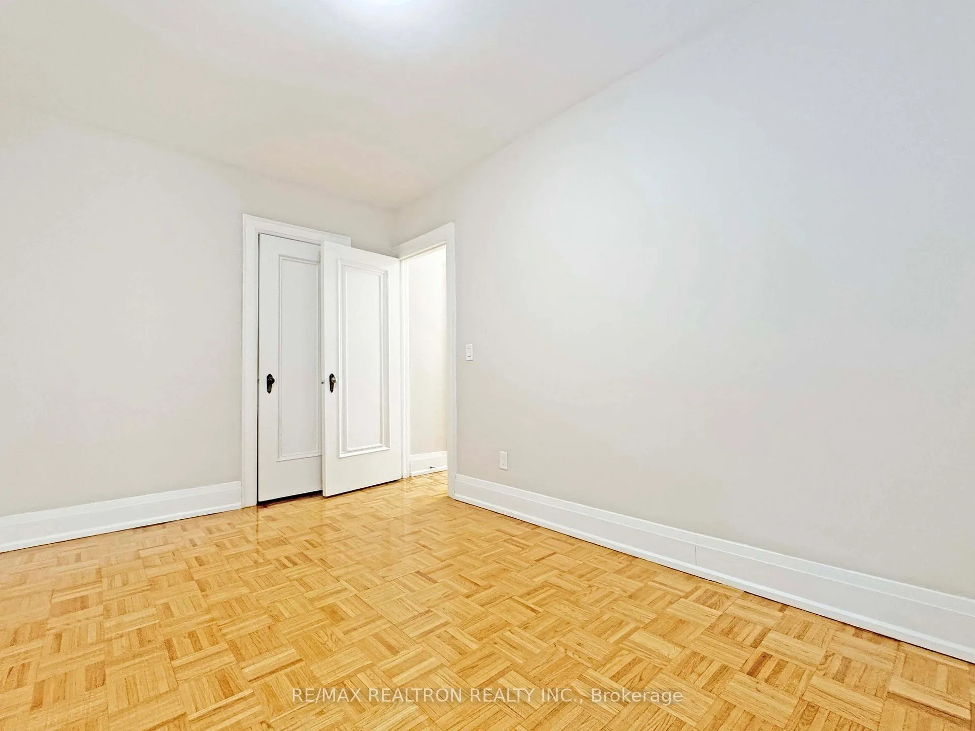 Photo 9 of Unit 308, 394 Avenue Road, Toronto, Casa Loma — HOMEH