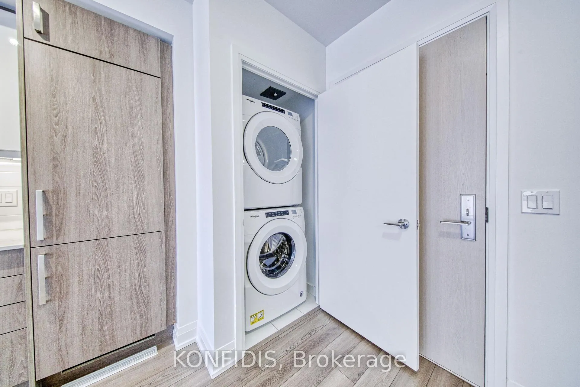Photo 5 of Unit 910, 77 Mutual Street, Toronto, Church-Yonge Corridor — HOMEH