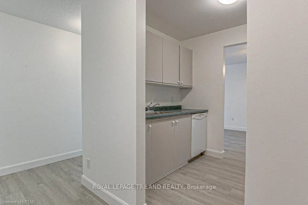 Photo 3 of Unit 212, 733 Deveron Crescent, London, South T — HOMEH
