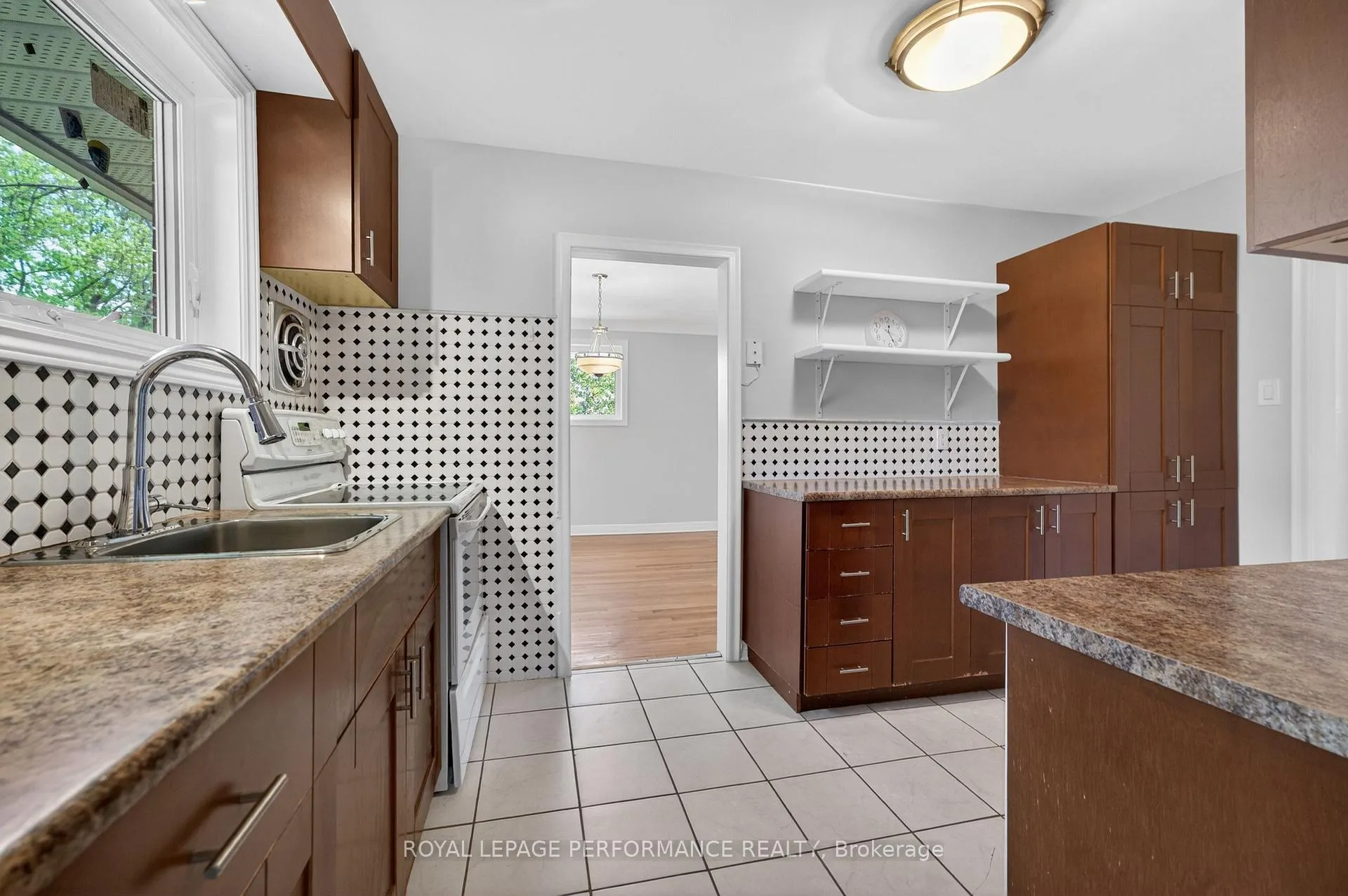 Photo 10 of 908 Innswood Drive, Ottawa, McKellar Heights/Glabar Park — HOMEH