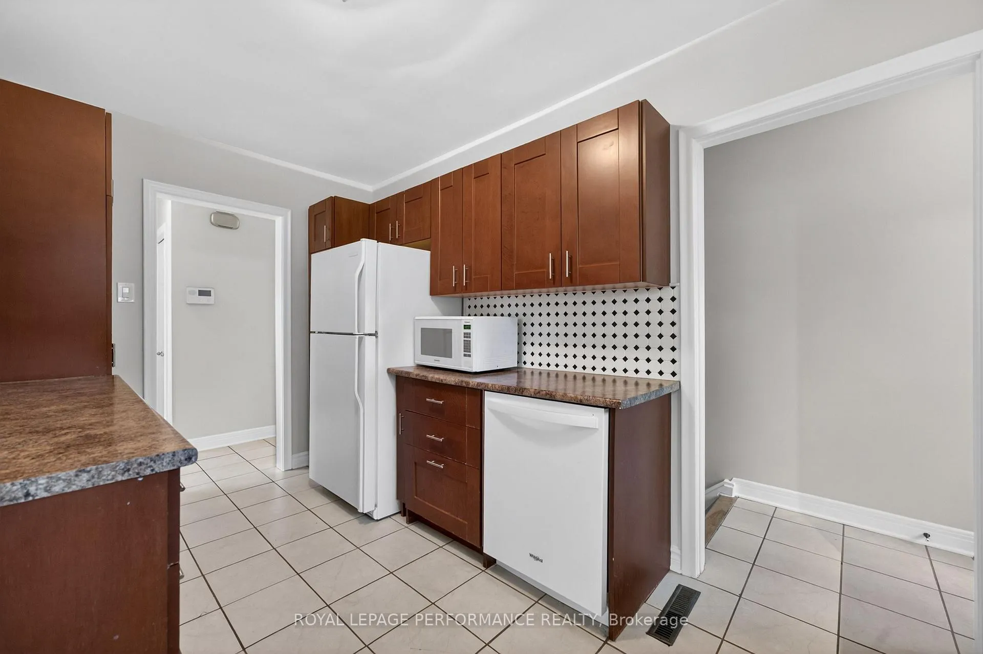 Photo 11 of 908 Innswood Drive, Ottawa, McKellar Heights/Glabar Park — HOMEH