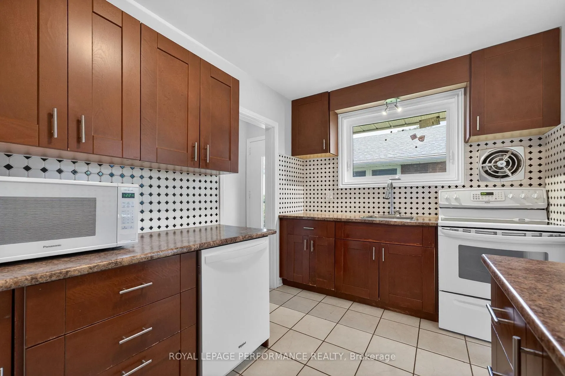 Photo 13 of 908 Innswood Drive, Ottawa, McKellar Heights/Glabar Park — HOMEH