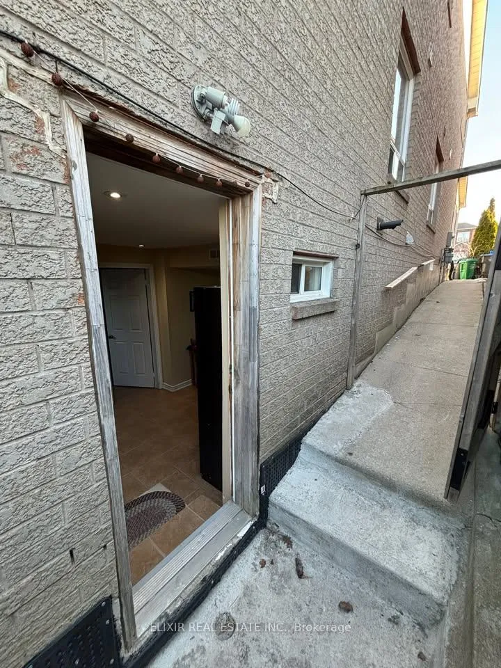 Photo 2 of Unit Basement, 4 Lonestar Crescent, Brampton, Fletcher's Meadow — HOMEH
