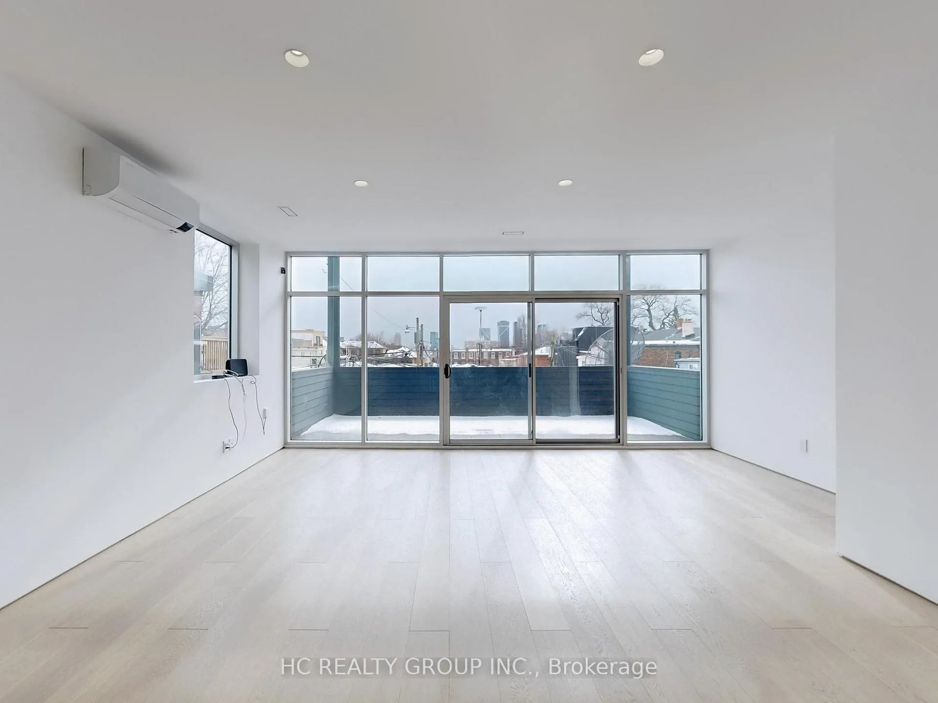Photo 4 of Unit Upper, 899 Dundas Street W, Toronto, Trinity-Bellwoods — HOMEH