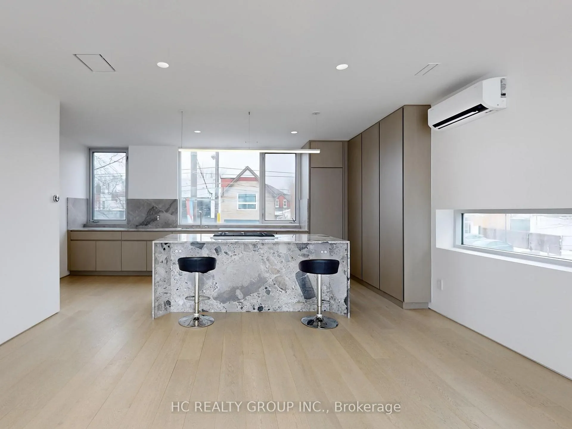 Photo 5 of Unit Upper, 899 Dundas Street W, Toronto, Trinity-Bellwoods — HOMEH