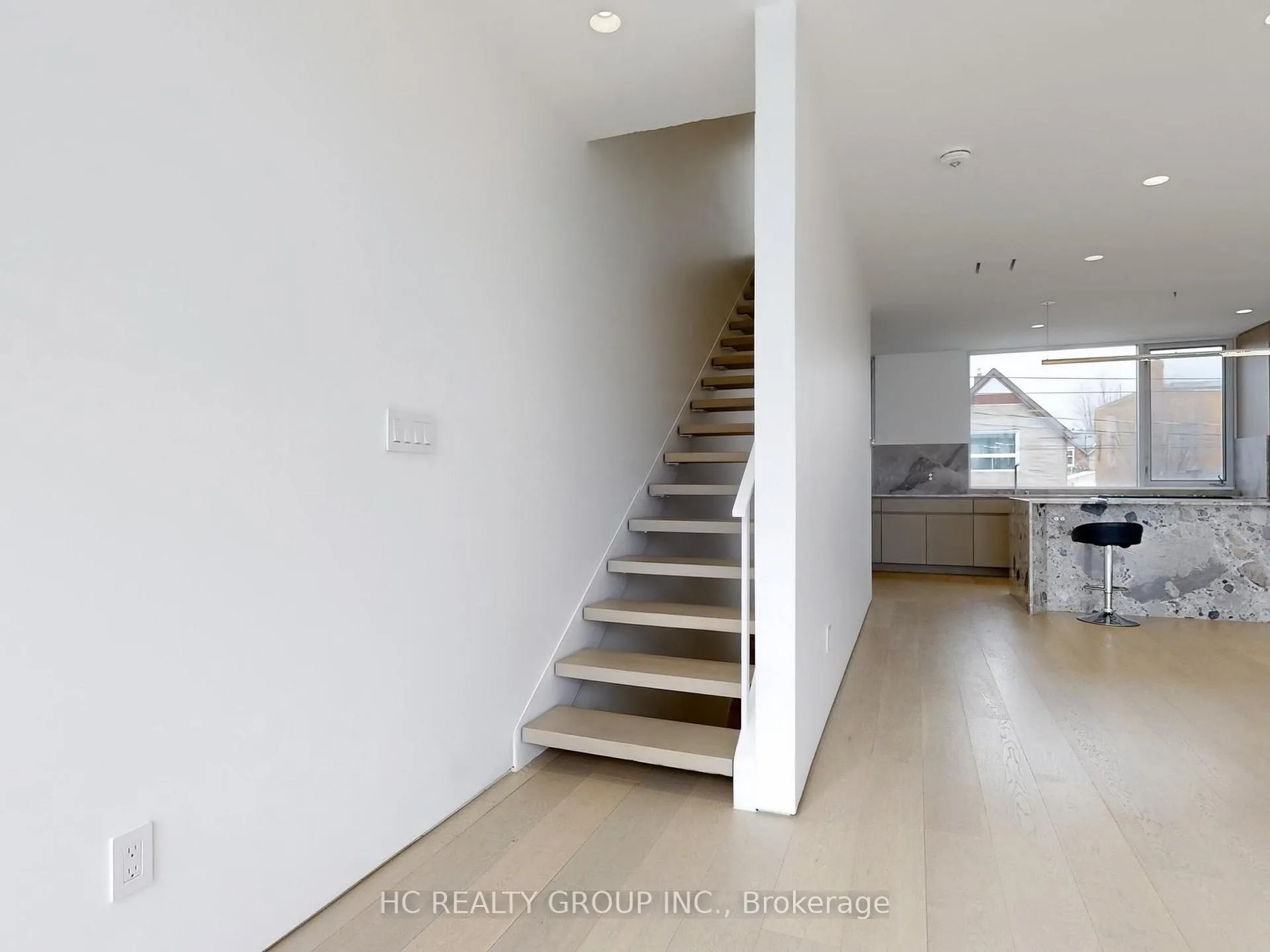 Photo 8 of Unit Upper, 899 Dundas Street W, Toronto, Trinity-Bellwoods — HOMEH