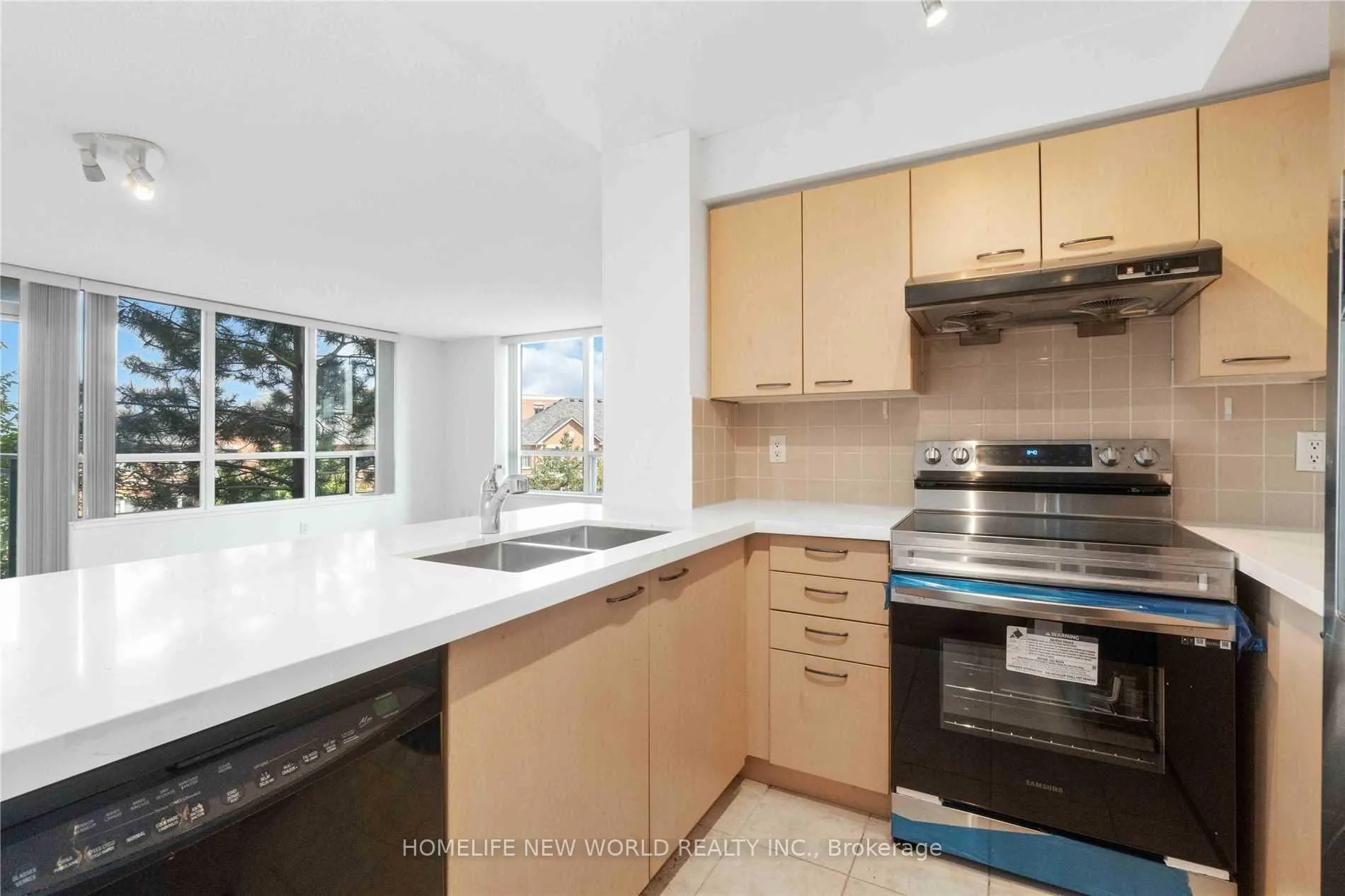 Photo 3 of Unit 220, 62 Suncrest Boulevard, Markham, Commerce Valley — HOMEH