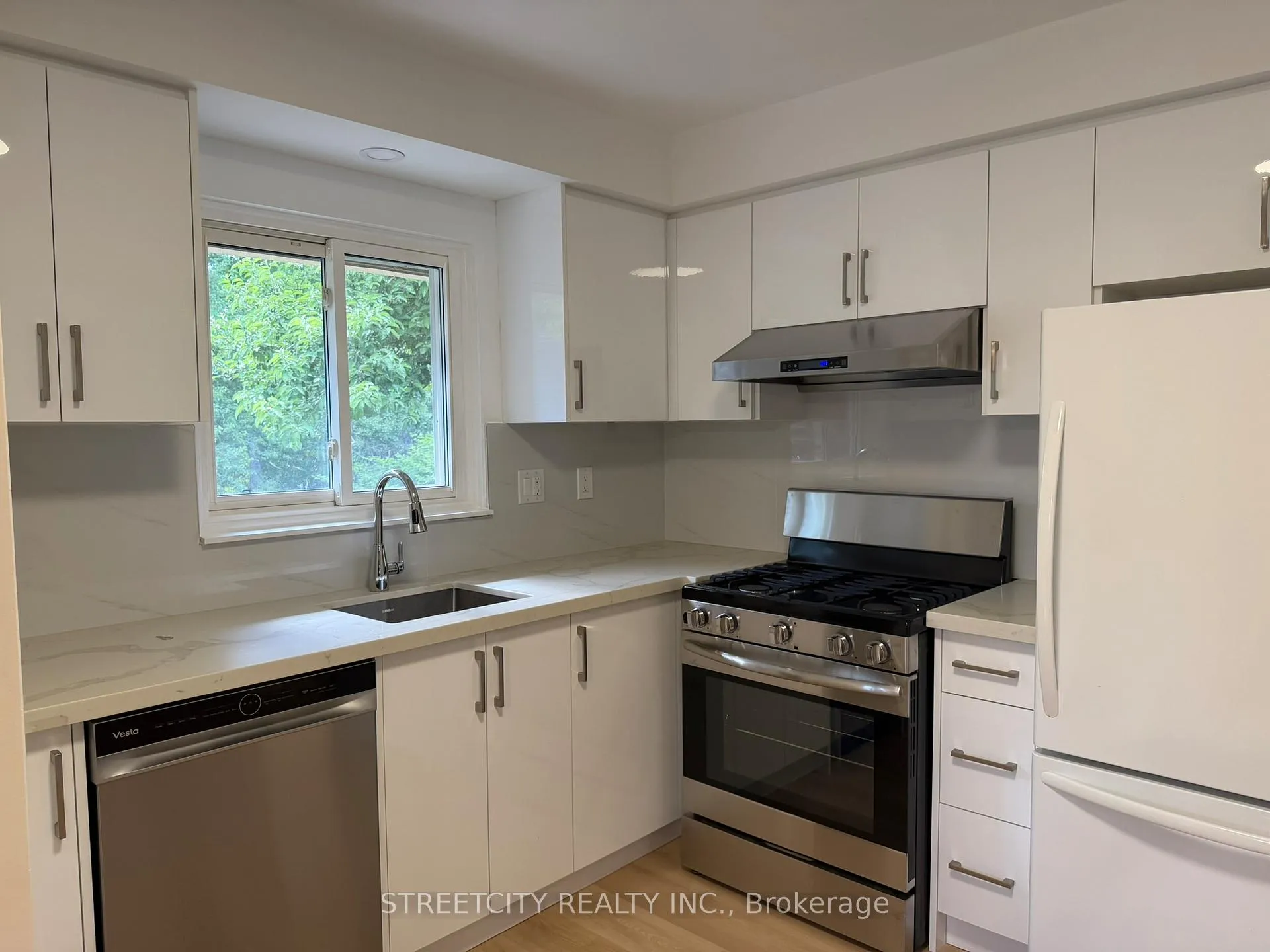 Photo 6 of 444 Scenic Drive, London, South J — HOMEH