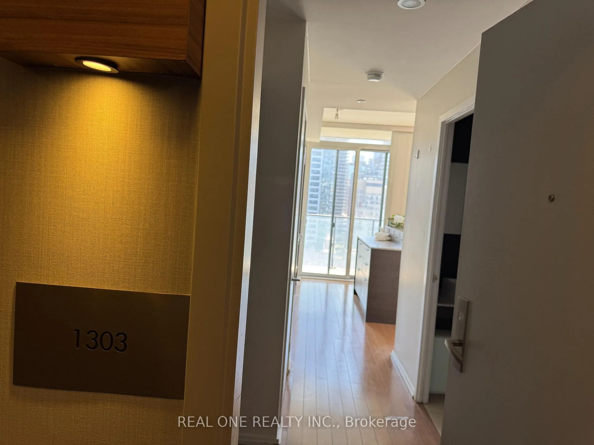 Photo 4 of Unit 1303, 75 St Nicholas Street, Toronto, Bay Street Corridor — HOMEH