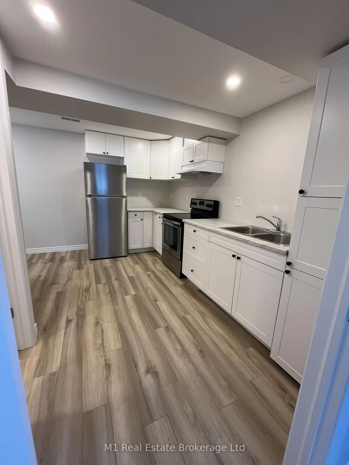 Photo 5 of 353 Imperial Road S, Guelph, Willow West/Sugarbush/West Acres — HOMEH