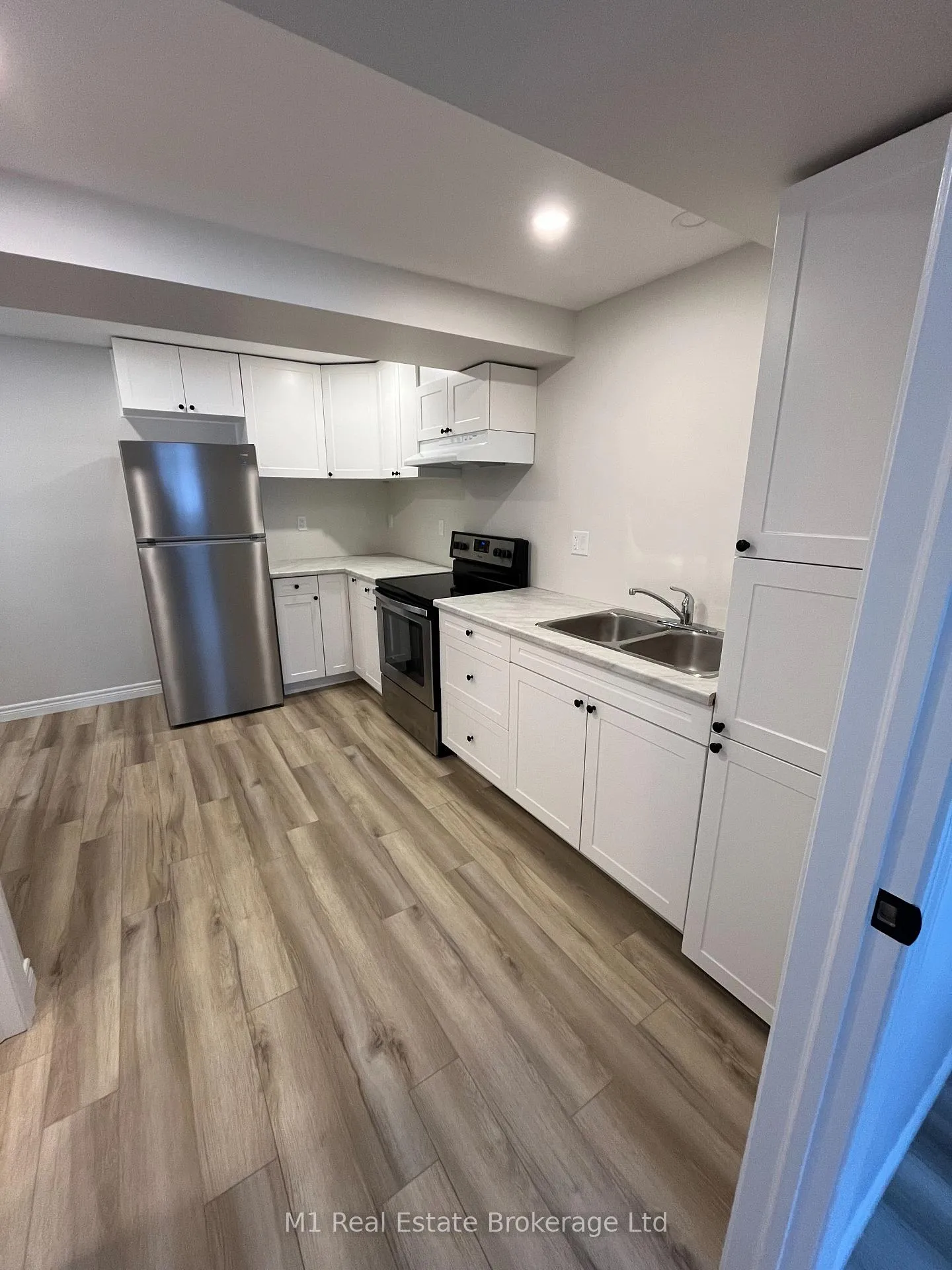 Photo 12 of 353 Imperial Road S, Guelph, Willow West/Sugarbush/West Acres — HOMEH