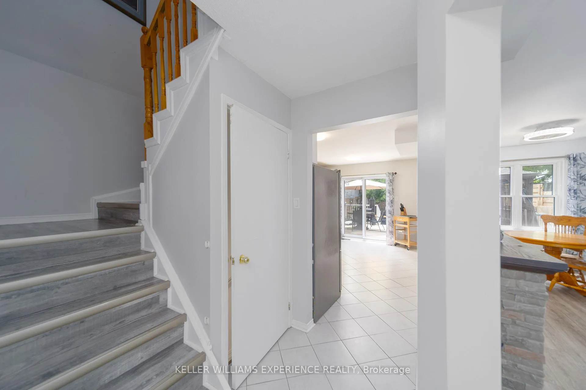 Photo 10 of 93 Athabaska Road, Barrie, Holly — HOMEH