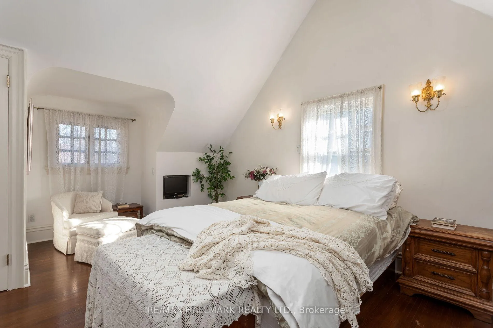 Photo 12 of 60 Indian Grove, Toronto, High Park-Swansea — HOMEH