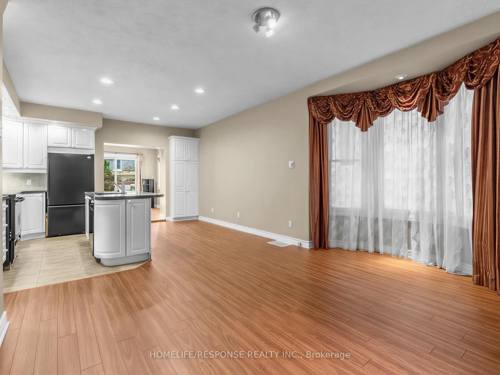 Photo 10 of 127 Lee Avenue, Toronto, The Beaches — HOMEH