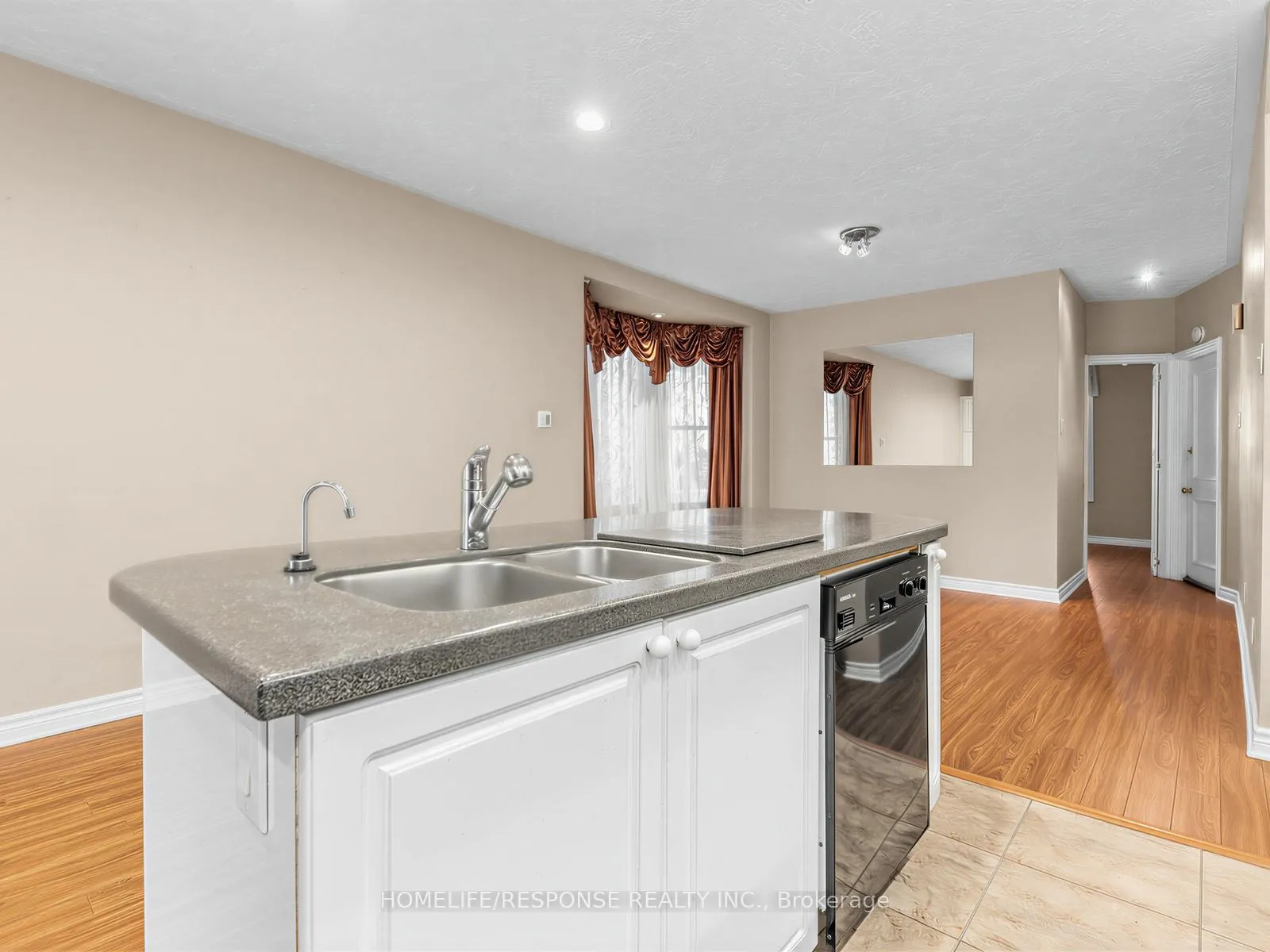 Photo 13 of 127 Lee Avenue, Toronto, The Beaches — HOMEH