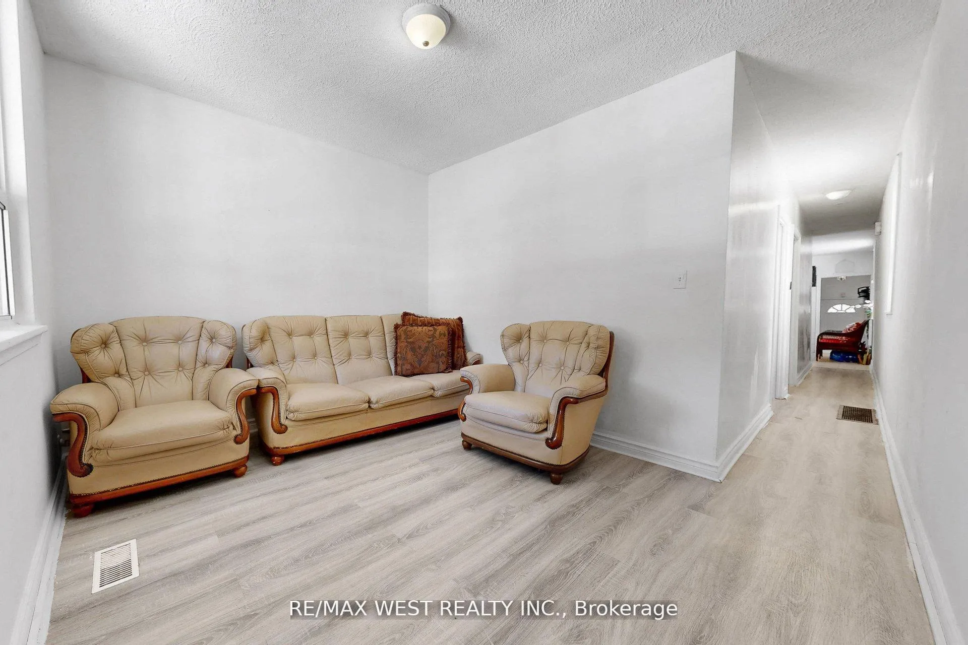 Photo 3 of 538 McRoberts Avenue, Toronto, Caledonia-Fairbank — HOMEH